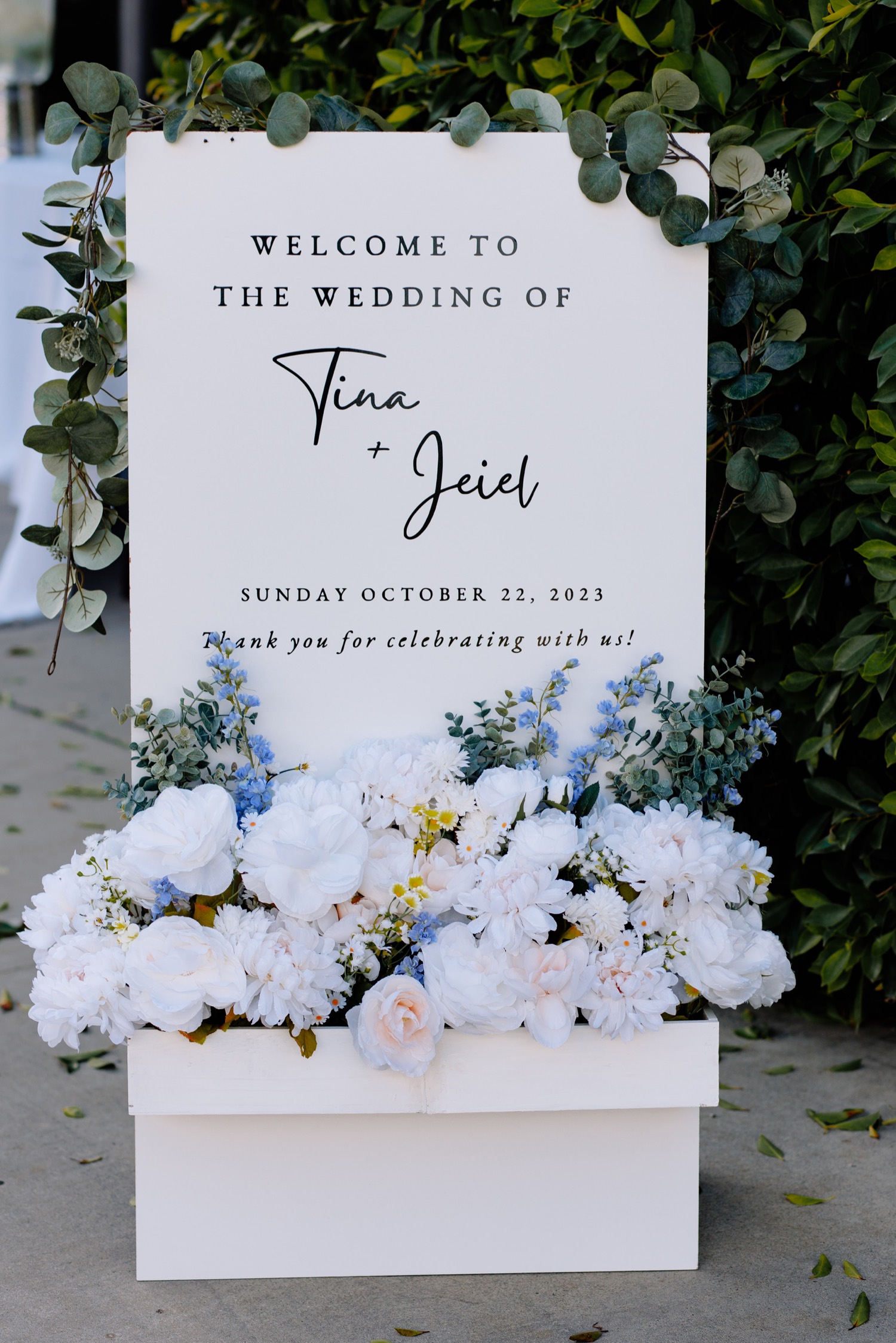 spring outdoor garden wedding photographed by Magaly Barajas