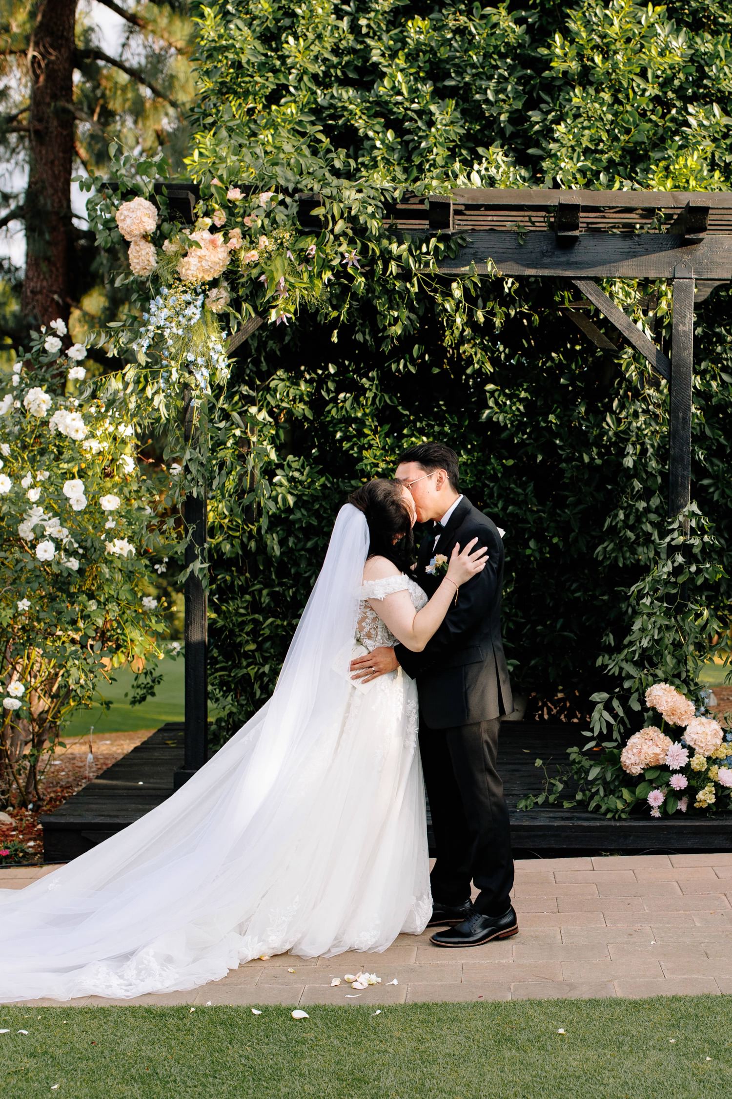 spring outdoor garden wedding photographed by Magaly Barajas